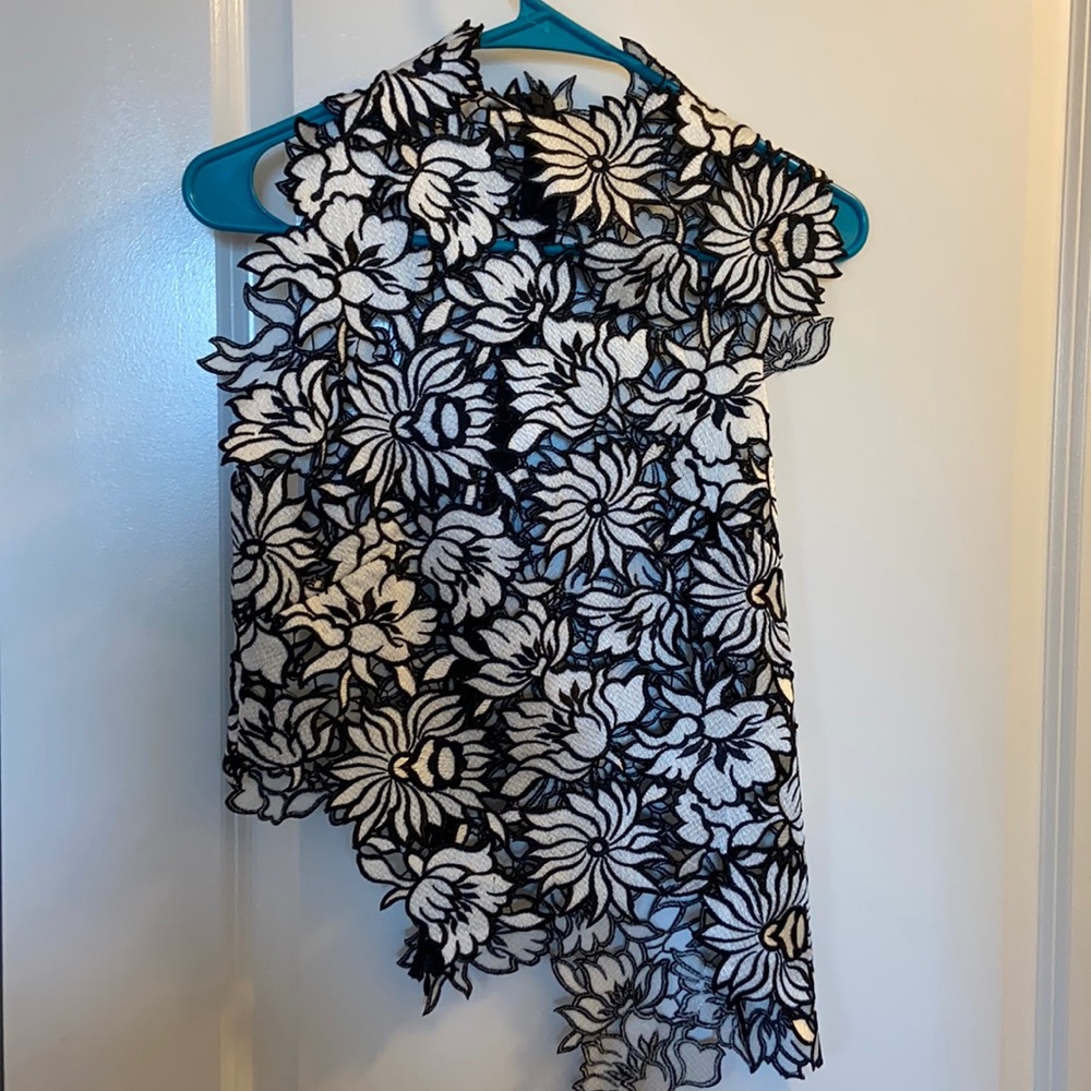 Black and white flower top